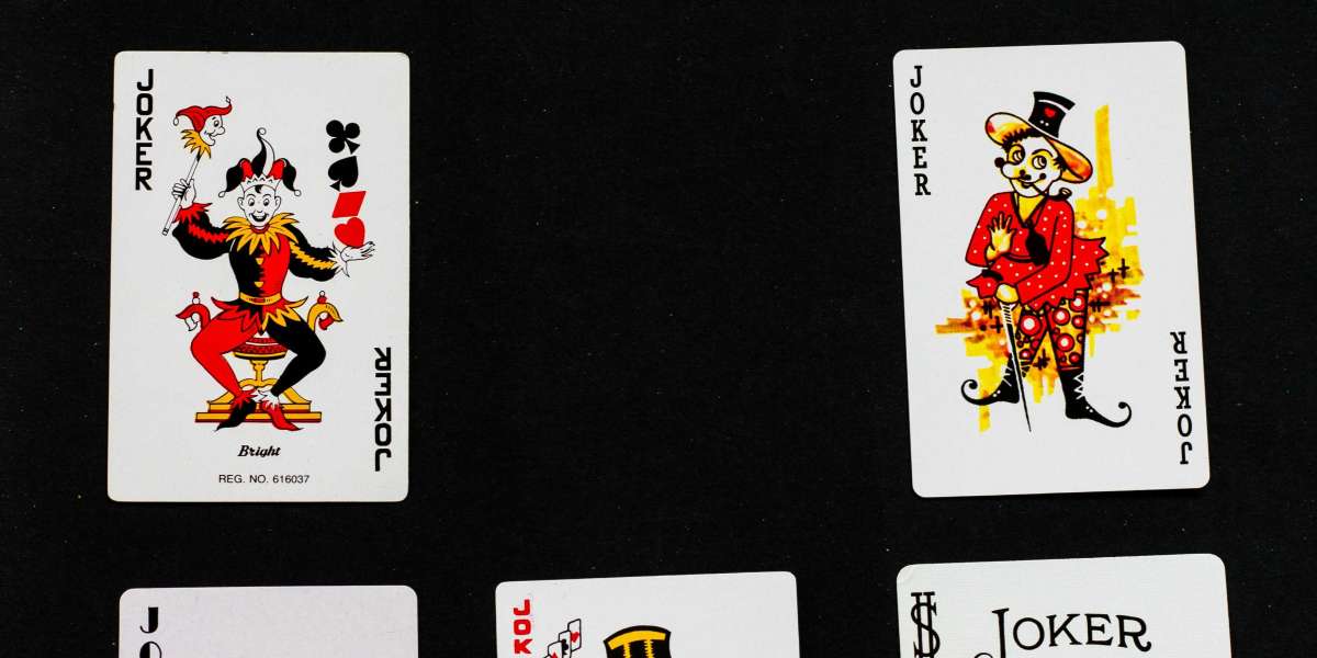 Analiza popularnych strategii gry w blackjacka w kasynach online: czy naprawdę działają?