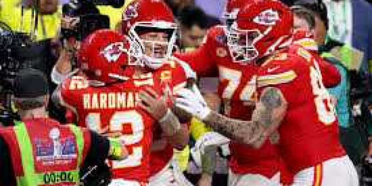 Josh Simmons is again within just the Chiefsfacility